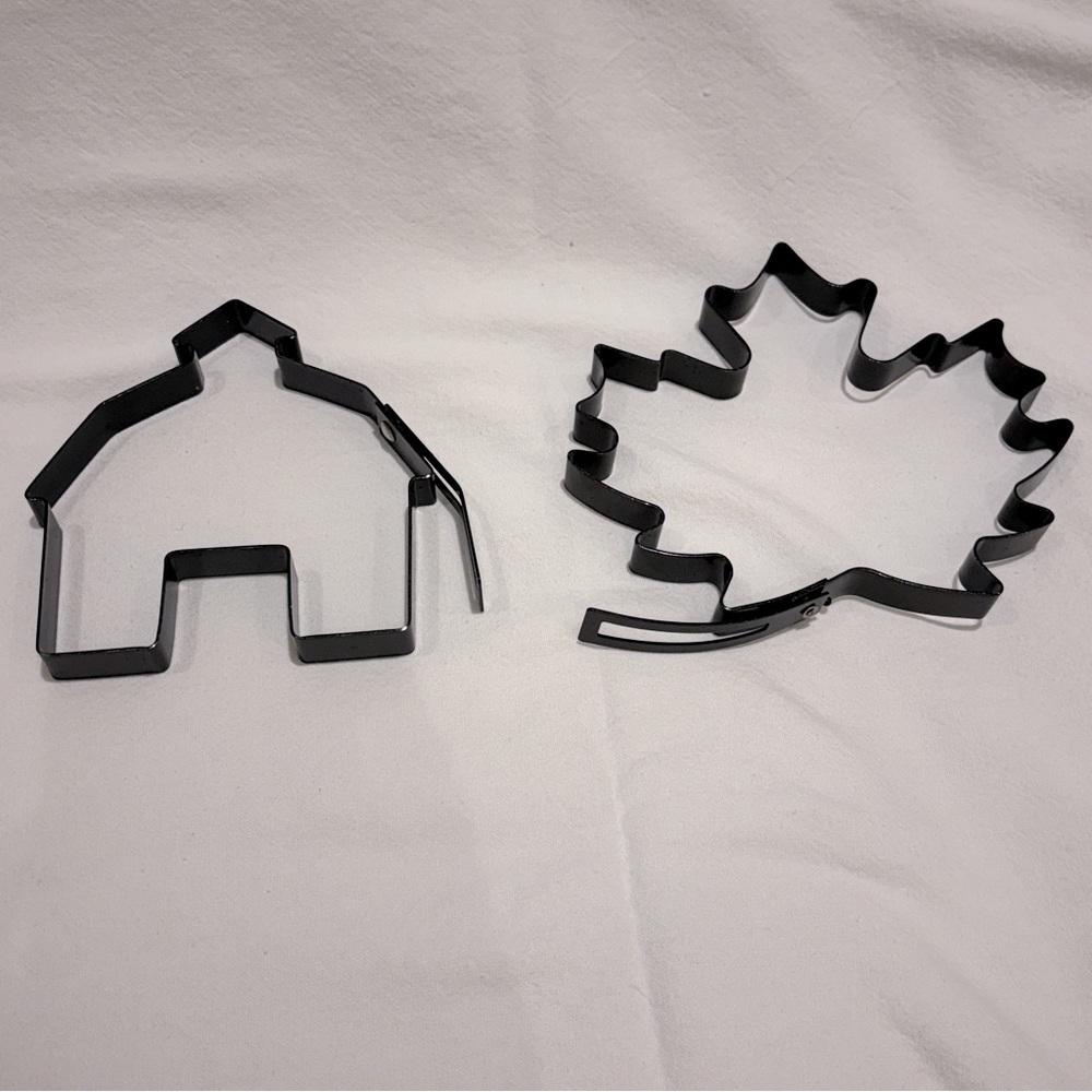 New Williams Sonoma Metal Pancake / Egg Molds in Maple Leaf and House shapes